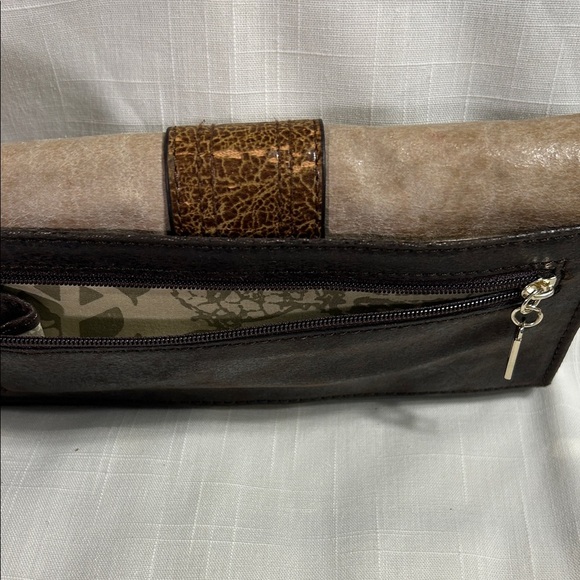 Guess Tri-Tone Wallet - Picture 3 of 8